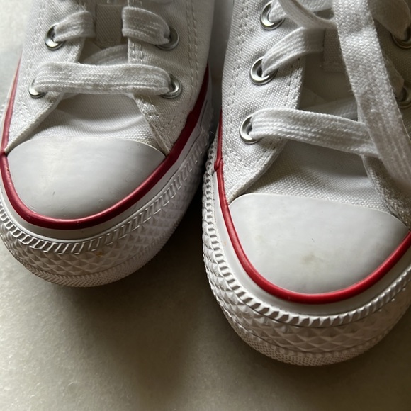 Canvas upper is lightweight and durable.
The timeless silhouette. - Picture 5 of 5